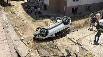 Adıyaman'da otomobil üç metre yükseklikten site bahçesine çakıldı