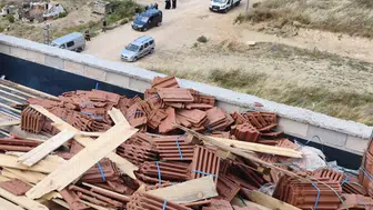 İnegöl'de inşaat kazası Çatıdaki kiremitler işçilerin üzerine devrildi