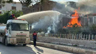 Bitlis Ahlat'ta iş yeri bahçesini alevler sardı