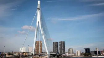 Rotterdam'da tramvay kazası Erasmus Köprüsü'nde 15 kişi yaralandı