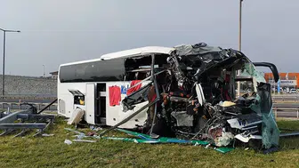 Otobüs dehşeti: Bariyerleri aşıp tabelaya çarptı, acı haberler var