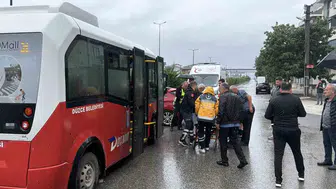 Düzce’de sağanak yağışlı yolda otobüs ve otomobil çarpıştı