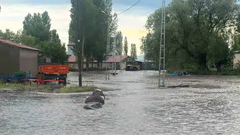 Kars Arpaçay'da sel suları yaşlı çifti evinde hapsetti