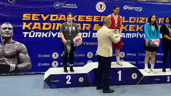 Sivaslı genç boksör Ecrin Türkiye ikincisi oldu