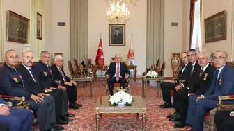 Kurtulmuş 15 Temmuz gazilerini beratla onurlandırdı