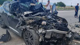 Burdur yolunda otomobil kamyonete çarptı