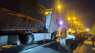 D-100 kara yolunda tır bariyerlere daldı