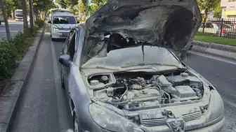 Batman Diyarbakır Caddesi'nde yanan araca vatandaşlar yetişti