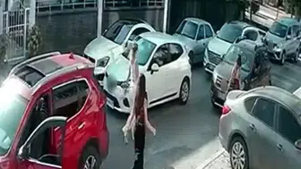 Düzce’de trafikte dehşet Çocuklu ailenin önünü kesip saldırdılar