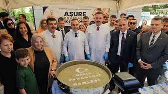 Bakan Kacır Zonguldak sokaklarında aşure dağıttı