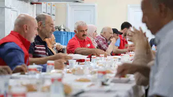 Elazığ’da Kızılay sofrasında yaşlılar için samimi buluşma