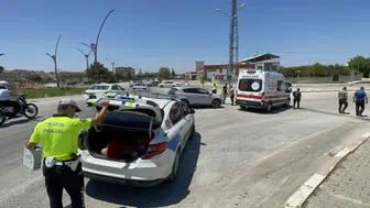 Karaman'da kurye ve otomobil çarpıştı