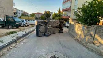 Karaman'da kontrolden çıkan otomobil yan yattı