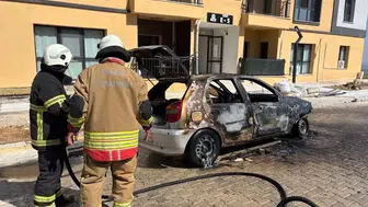 Kırıkhan’da park halindeki otomobil küle döndü