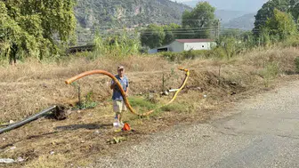 Fethiye yangınında bir kahraman 76 yaşındaki Nazmi amca su taşıyor