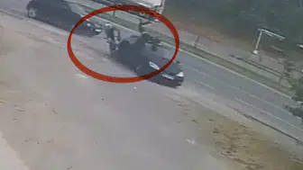 Samsun'da sabah trafiğinde motosiklet kazası kamerada