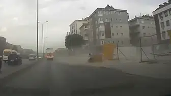 Avcılar'da rüzgar inşaat bariyerlerini yayaların üzerine uçurdu
