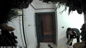 Başakşehir’de apartman hırsızı kapı önlerini boşalttı