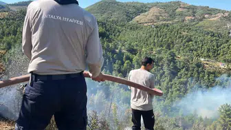 Alanya'da orman yangını 45 evi boşalttırdı