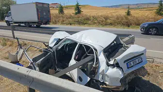 Çorum yolunda tır ile çarpışan otomobil bariyerlere saplandı