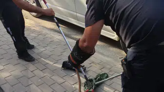 İnegöl'de minibüsün motoruna saklanan yılan paniğe yol açtı