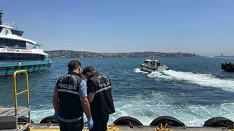 Beşiktaş sahilinde vapur yolcularının fark ettiği cansız beden kıyıya çıkarıldı