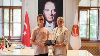 Bilecik'in gururu YKS şampiyonu belediyede ağırlandı