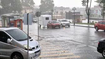 Tekirdağ'da aniden bastıran sağanak hayatı felç etti
