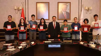 Hataylı gençler enkazın arasından Türkiye dereceleri çıkardı