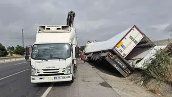 Eskişehir yolunda et yüklü tır şarampole uçtu