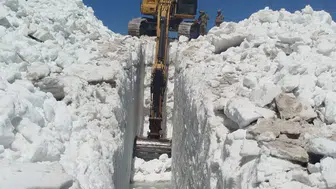 Hakkari’nin yüksek dağlarında temmuz sıcağına inat karla mücadele