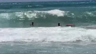Alanya plajında dalgalara kapılan tatilciyi cankurtaranlar kurtardı