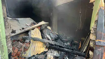 Karabük’te bir ev alevlerin arasında kalarak küle döndü