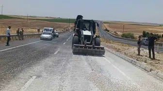 Çınar yolunda devrilen hafriyat kamyonu trafiği durdurdu