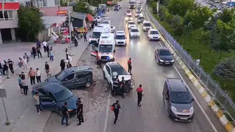 Van Edremit yolunda üç araç birbirine girdi