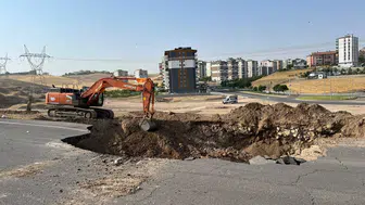 Batman'da dev su borusu patladı yol çöktü