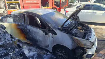 Siirt'te otomobilde çıkan yangın yanındaki araca sıçradı
