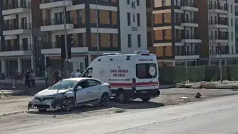 Nurdağı kavşağında iki araç çarpıştı
