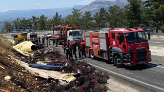 Mut yolunda sebze yüklü kamyon devrildi