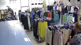 Elazığ’da bir kadın müşteri kıyafetleri çantasına doldurup dükkandan çıktı