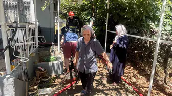 Antalya’da evleri yanan yaşlı çift komşuları sayesinde kurtuldu