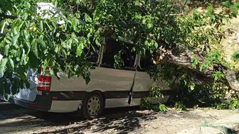 Hakkari Çukurca'da talihsiz kaza Park halindeki minibüs hurdaya döndü