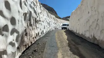 Hakkari’de yaz ortasında kış keyfi 5 metrelik kar tünelleri