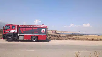 İslahiye’de anız yangını trafiği kilitledi