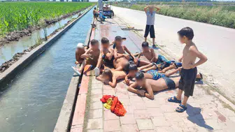 Adana kavruluyor çocuklar kanalı plaja çevirdi