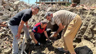 Çorum'da yıkım altındaki binadan 8 yavru köpek son anda kurtarıldı