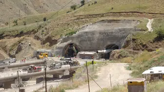 Yüksekova'da yeni tünel çalışmaları hız kazandı