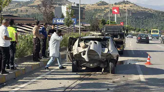 Karabük’te iş makinesine çarpan otomobiller trafiği birbirine kattı