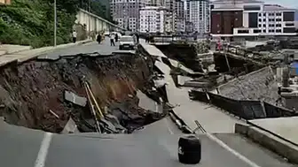 Rize’de inşaat sahasının üstündeki yol çöktü