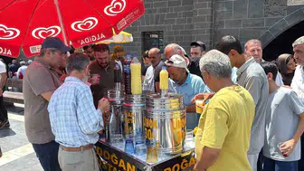 Diyarbakır'da cuma namazı çıkışı süren asırlık dayanışma geleneği